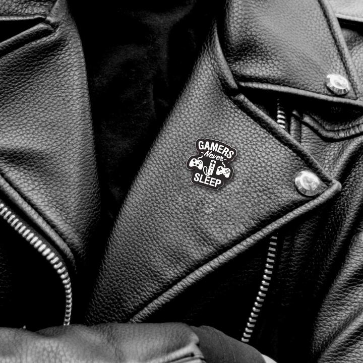 Produktbild JTI Brosche, Metall - Gamers Never Sleep