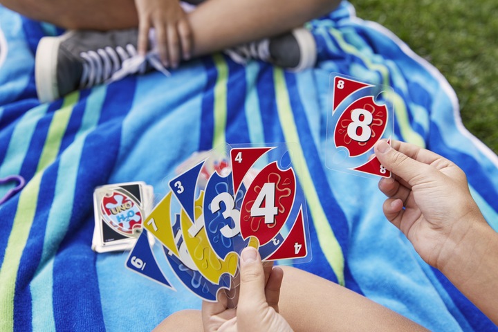 Actual product image Mattel Games Uno H2O To Go Card Game (German)