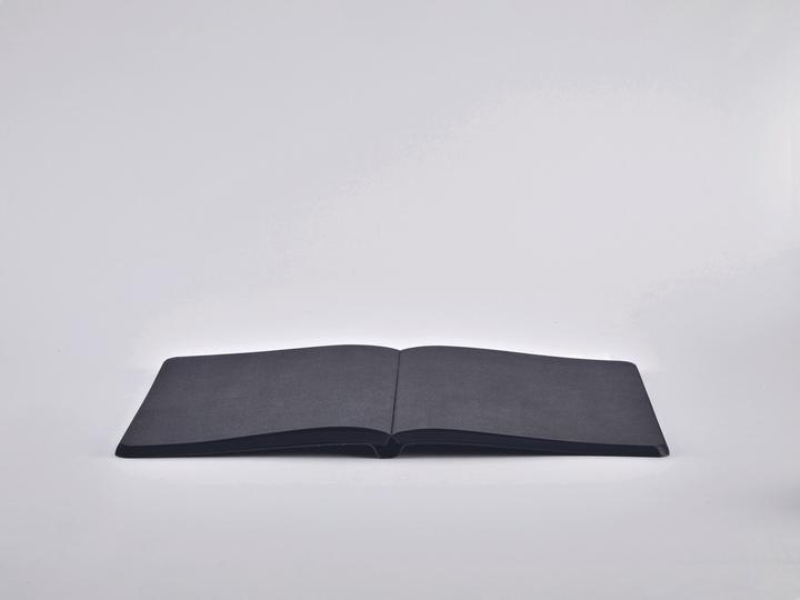 Actual product image Nuuna Not White & Pen 68 Metallic (22 x 16.5 cm, Dotted, Soft cover)