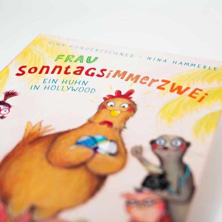 Produktbild Frau Sonntagsimmerzwei - Ein Huhn in Hollywood (Deutsch, Nina Hundertschnee, 2023)