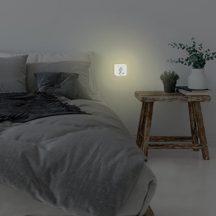 Actual product image Hama LED-Nachtlicht mit Steckdose, 2 USB-Ausgänge, Bewegungsmelder, Lichtsensor