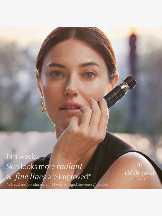 Actual product image Clé De Peau Radiant Cream Foundation BF00 (BF00 - Very Light Buff)