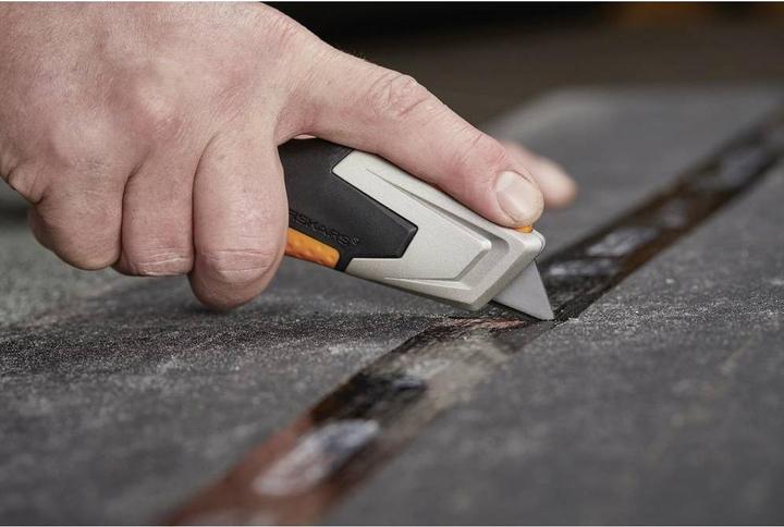 Produktbild Fiskars Universalmesser mit einziehbarer Klinge, Länge 17,7 cm, Rostfreier Stahl/Kunststoff, Schwarz (Cutter)