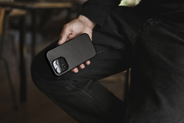 Actual product image Woodcessories Bio Leather Case (Apple iPhone 15 Pro)