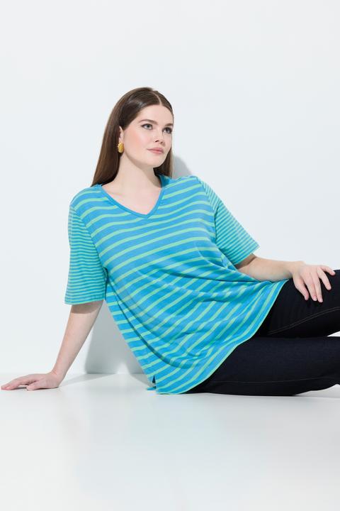 Image du produit Ulla Popken T-shirt à col en V. Coupe évasée, manches courtes et jeu de rayures (56)