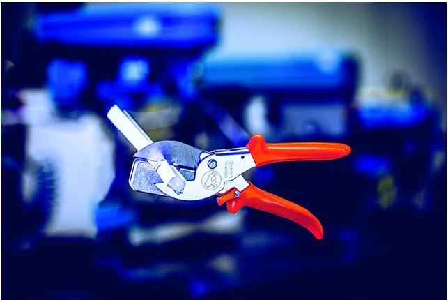 Produktbild Schroeder Rohr- u.Schlauchschere 3.204/P90 f.Rohre b.D.32mm L.215mm ORIGINAL LÖWE (215 mm)