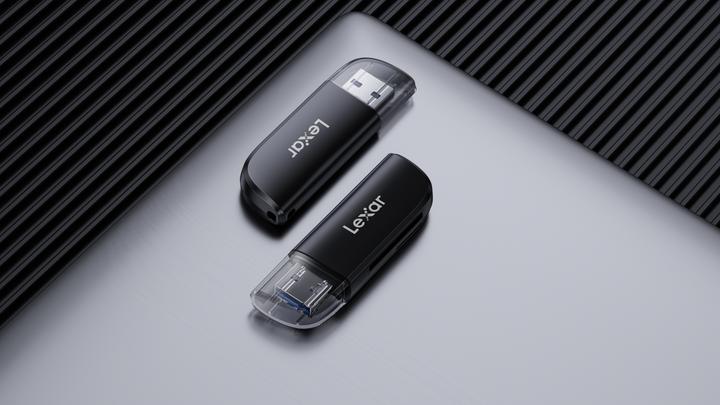 Actual product image Lexar Reader LRW300 Dual Slot SD/microSD USB 3.2 (USB-C 3.2 Gen 1)