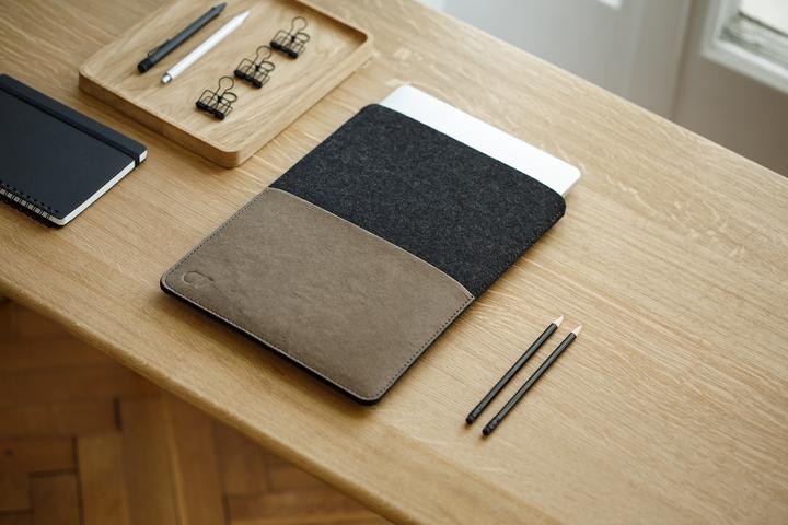 Actual product image Oakywood Felt MacBook Sleeve - sleeve for MacBook - color Anthracite / MacBook Pro 13” - (Apple)