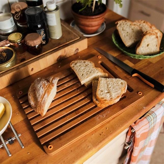 Produktbild Fiskars Functional Form bamboo table for bread cutting
