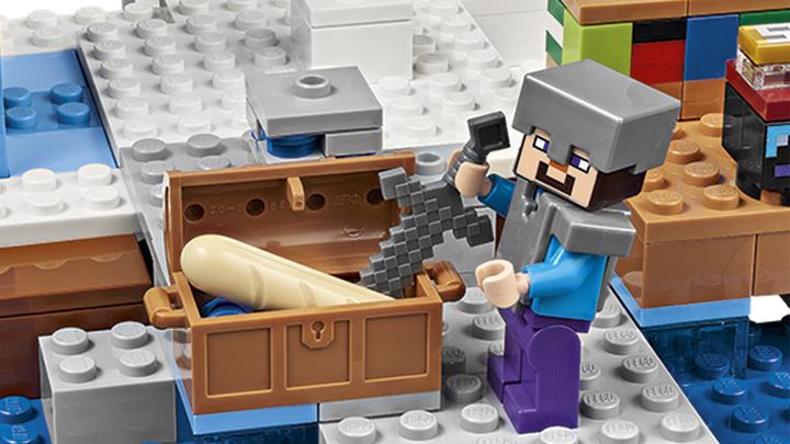 Actual product image LEGO Minecraft Türme aus Eis (21131, LEGO Minecraft)