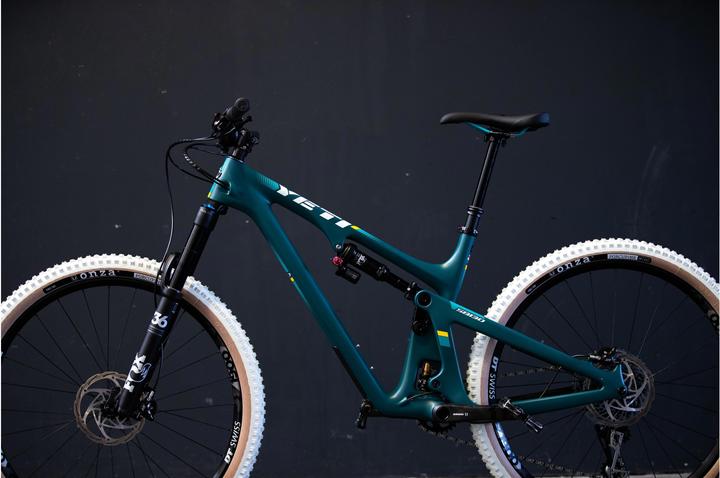 Actual product image Onza Porcupine White Skinwall (29 x 2.40, 61-622)