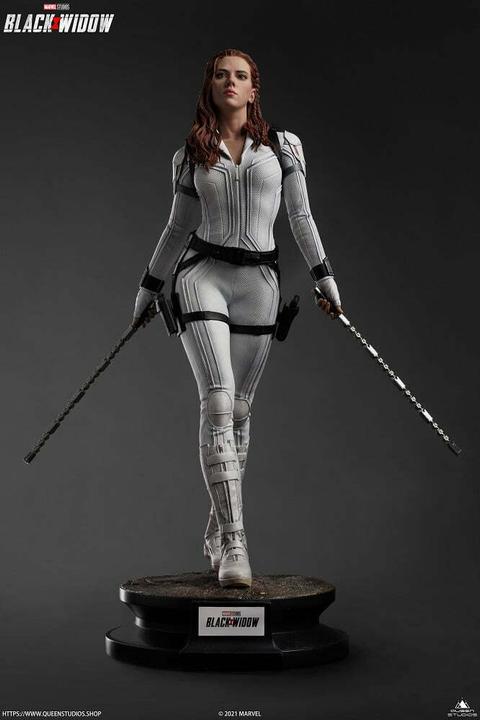 Actual product image Queen Studios Black Widow "Black Widow - Snow Suit Edition" 1/4 Statue