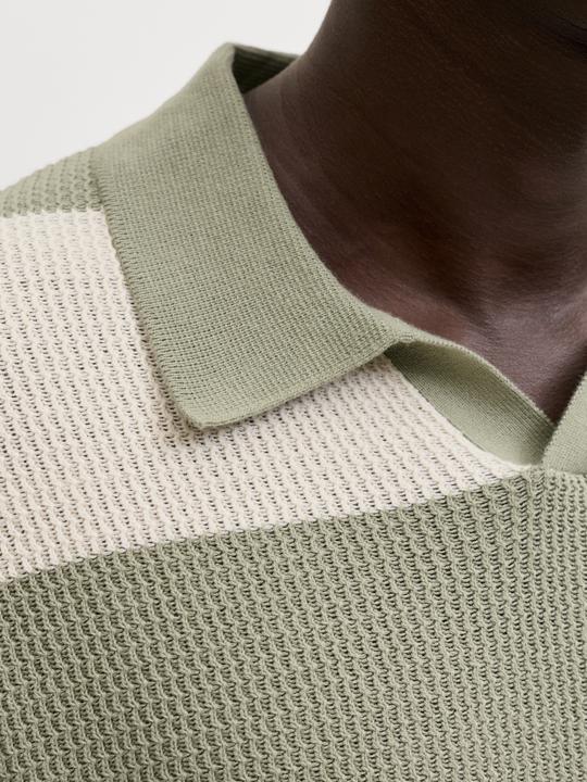 Produktbild Jack & Jones Jorliam Knit Stripe Split Neck Styd Ss26 (S)