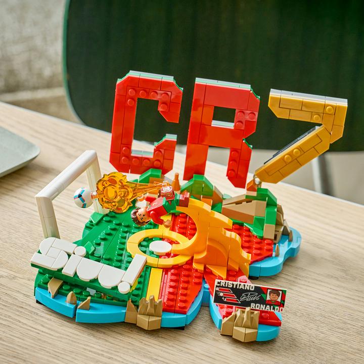 Actual product image LEGO Cristiano Ronaldo - Football highlights (43012, LEGO Editions)