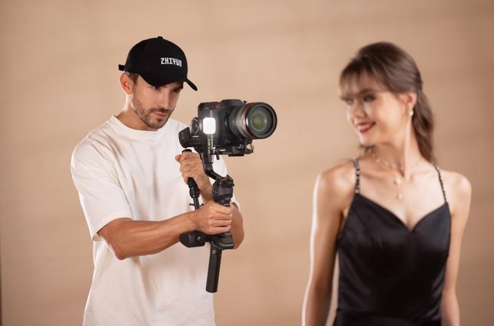 Image du produit Zhiyun Crane 4 Combo (Appareil photo à objectif interchangeable, Appareil photo reflex, 6 kg)