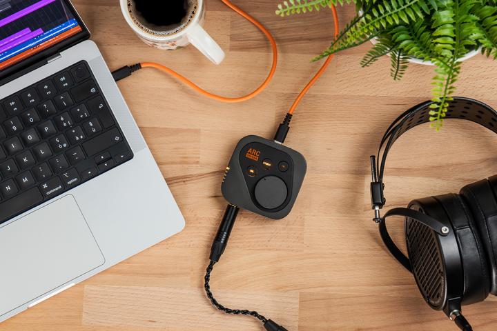 Actual product image IK Multimedia Arc On-Ear (USB-DAC, Tone control)