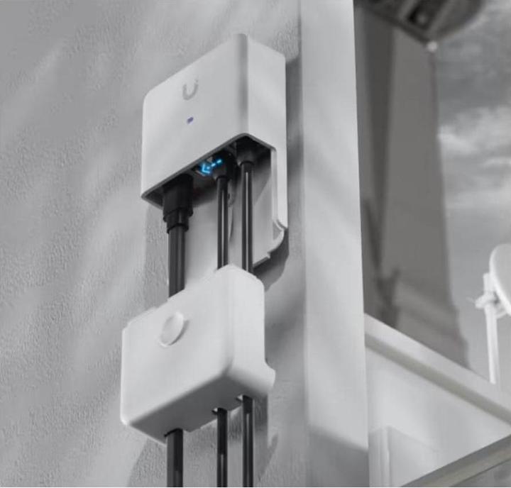 Actual product image Ubiquiti UACC-DUAL-POWER-INJECTOR - Adapter provides power and 2.5GbE connectivity to two connected Wave devi (100 W)