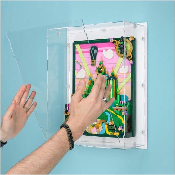 Produktbild iDisplayit Acryl-Wand-Display für LEGO® 75685 Emerald City Wandkunst (Mit schwarzem Hintergrund)