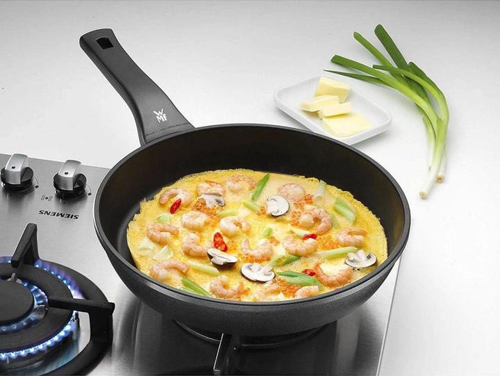 Productafbeelding WMF Koekenpan met antiaanbaklaag 20 cm Permadur Premium Inductiecoating (20 cm, Koekenpan, Gegoten aluminium)