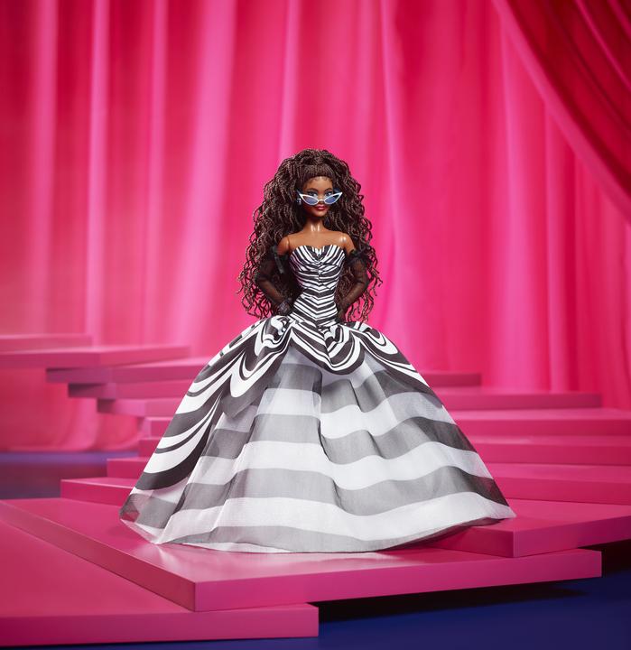 Produktbild Barbie Signature Sammelpuppe zum 65. Jubiläum mit braunen Haaren und schwarz-weisser Robe