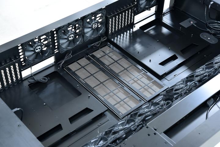 Produktbild Lian-Li DK-05F (ATX, mATX, Mini-ITX, E-ATX)