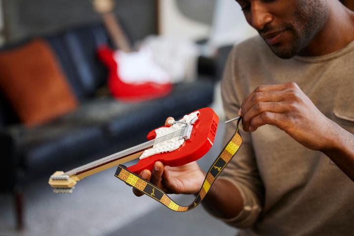 Image du produit LEGO Fender Stratocaster (21329, LEGO Ideas, LEGO difficiles à trouver)
