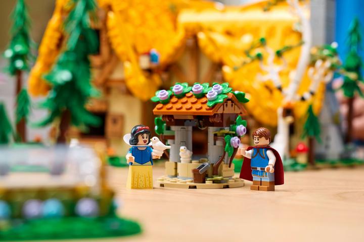 Image du produit LEGO La cabane de Blanche-Neige et des sept nains (43242, LEGO Disney)