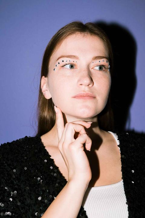 Produktbild Noya Selbstklebende Strasssteine für Gesicht & Körper – Silber (220 Stück, Festival Deko)