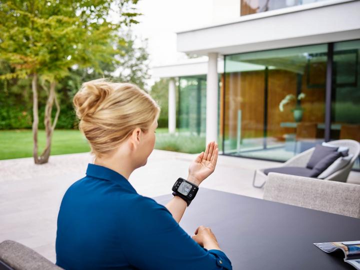 Produktbild Omron RS7 Intelli IT (Blutdruckmessgerät Handgelenk)
