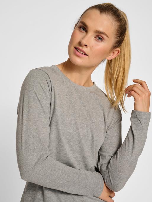 Actual product image hummel Red Basic T-Shirt L/S Woman (XS)