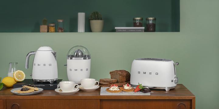 Image du produit Smeg CJF01WHMEU Style 50, filtre et bec verseur anti-gouttes en acier inoxydable
