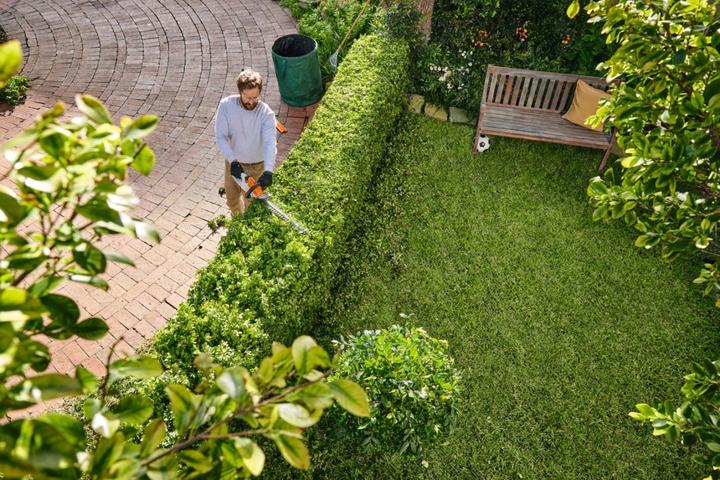 Actual product image Stihl Cordless hedge trimmer HSA 40 set with 2 x battery AS 2 and charger AL 1 (Cordless hedgecutters)