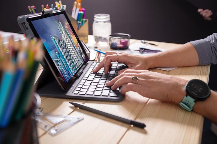 Image du produit Zagg Messenger Folio 2 (CH, iPad 2020 (8. Gen), iPad 2019 (7e gène), iPad Air 2019 (3. Gen), iPad 2021 (9e génération))
