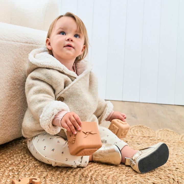 Produktbild La Redoute Collections Goldfarbene Lederhausschuhe mit Sternmotiv (23)