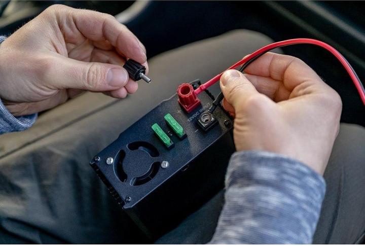 Produktbild Newell Voltage Converter w/ Modified Sine Wave - 12 V / 230 V 500 W