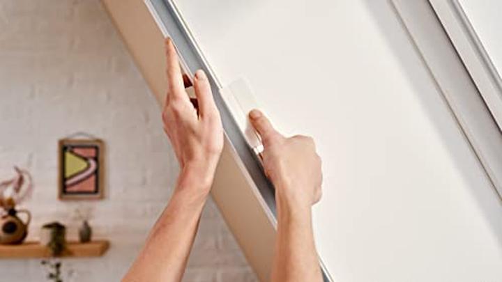 Image du produit tesa Moustiquaire plissée en aluminium pour fenêtre de toit, store à enroulement, télescopique, montage (164 x 102 cm)