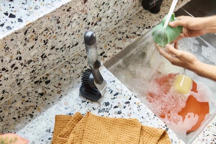 Produktbild Joseph Joseph SinkTech Bürste mit Spender und Halterung