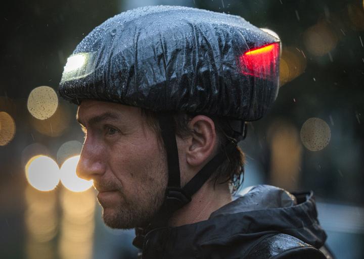 Actual product image Lumos Helm Regenschutz