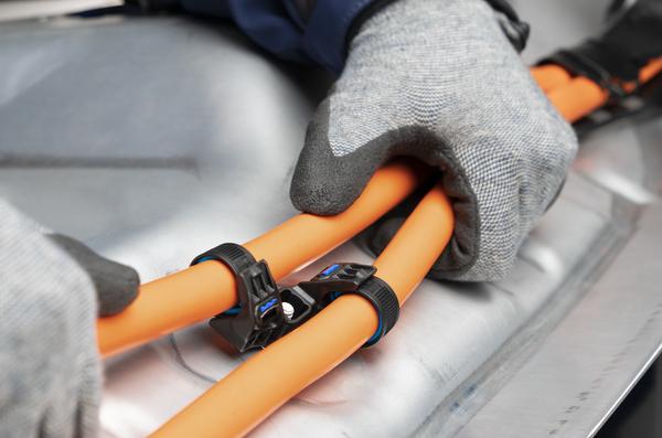 Produktbild HellermannTyton 156-04098 SGT100SDSB5-6-PA66HS/TPE/PA66HIRHS-BK/BU Kabelbinder (Kunststoffkabelbinder, 125 Stk.)