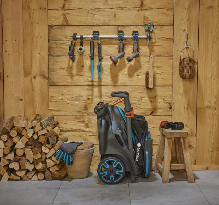 Actual product image Gardena Akku-Rasenmäher PowerMax Duo 46/36V P4A, Ready-To-Use-Set 2, 36Volt (2x18V) (schwarz/grau, 2x Li-Ion (Rechargeable battery operated)