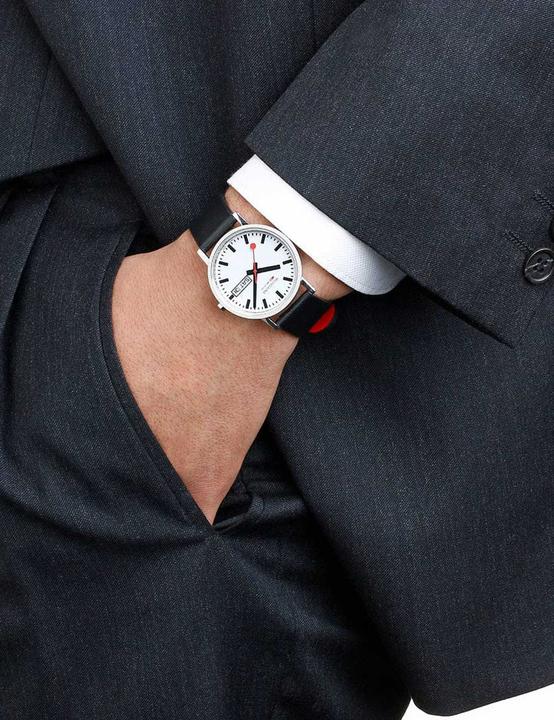 Immagine prodotto Mondaine Classic - Vegan poliert Wochentag / Datum (Orologio da polso analogico, Fatto in Svizzera, 36 mm)