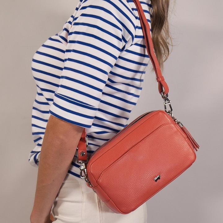 Actual product image Braun Büffel hanna-umhangetasche-box