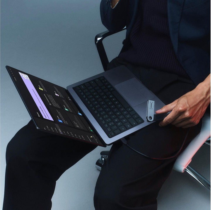 Image du produit Ledger Nano S Plus - Amethyst Purple (Ondulation, Bitcoin, Lithécoïne, Cardano, TRON, Bitcoin cash, Ethereum Classic, éther, Stellaire, Monero, Dogecoin)