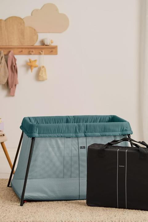 Productafbeelding BabyBjörn Travel Crib Light with Sheet, Dark Green (60 x 105 cm)