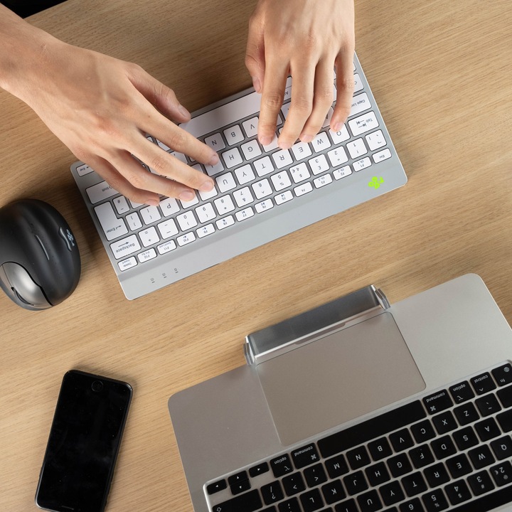 Produktbild R-Go Tools R-Go Compact Break ergonomische Tastatur, QWERTZ (DE), bluetooth, weiss (DE, Kabellos)