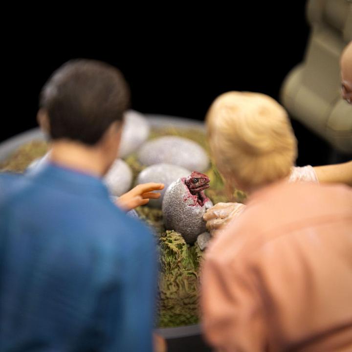 Actual product image Iron Studios Jurassic Park Scale Statue 1/10 Dino Hatching 23 cm