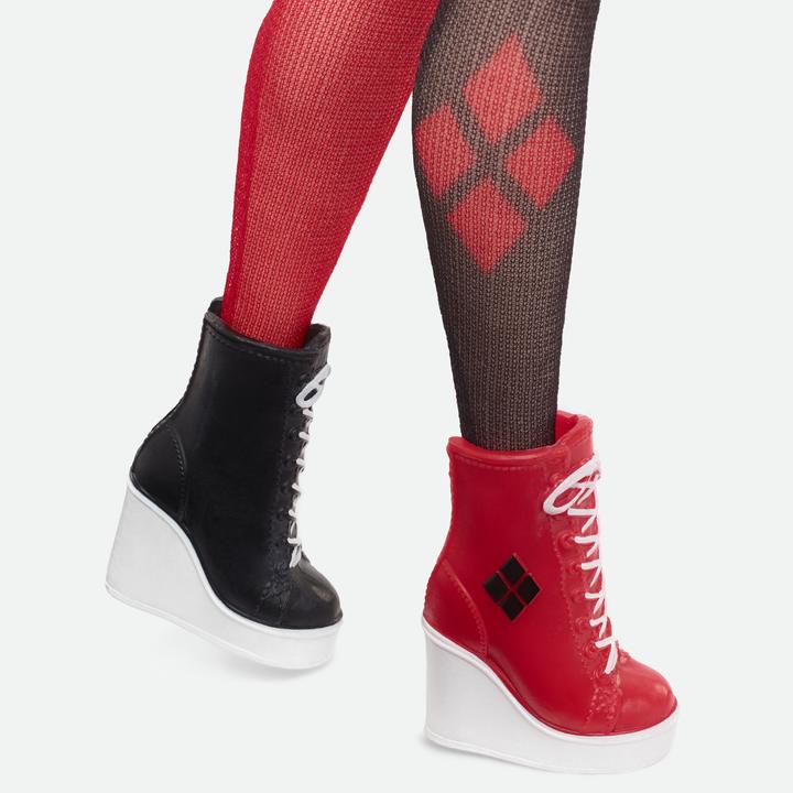 Actual product image Barbie Signature Harley Quinn Sammlerpuppe mit beweglichem Körper, ikonischem Outfit und Schlägel