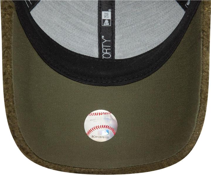 Actual product image New Era 9Forty Ladies Sherpa Cap - BORG Los Angeles Dodgers