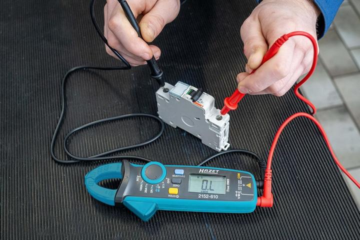 Produktbild HAZET Stromzange ∙ digital 2152-610 ∙ L x B x H: 34 mm x 60 mm x 175 mm (CAT II 600V, CAT III 300V, Zangenstrommesser)