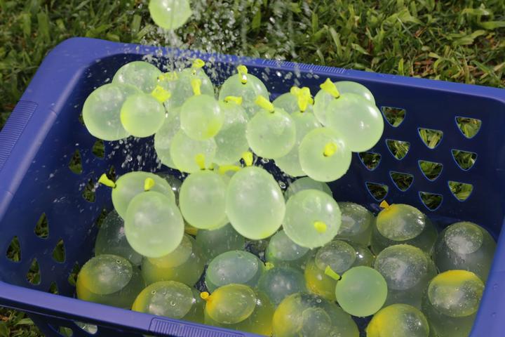 Actual product image Zuru Bunch O Balloons - Blaster with 100 balloons (Tank Integrated)